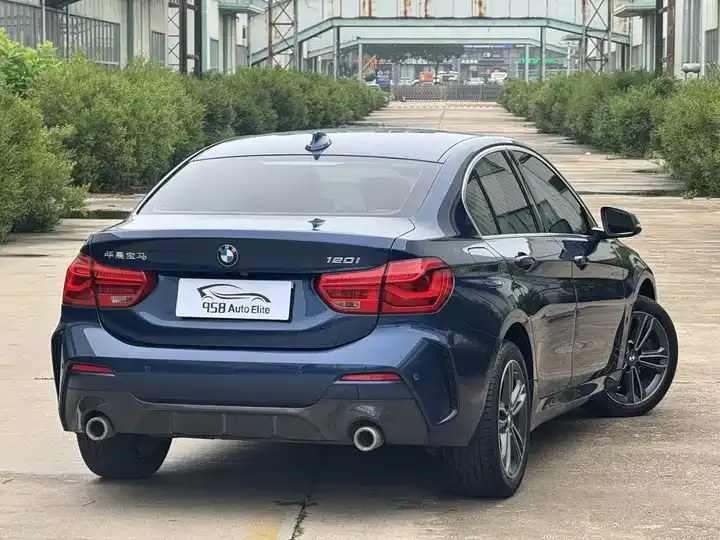 BMW 1 Series 2022 120i M Sports Edition 10