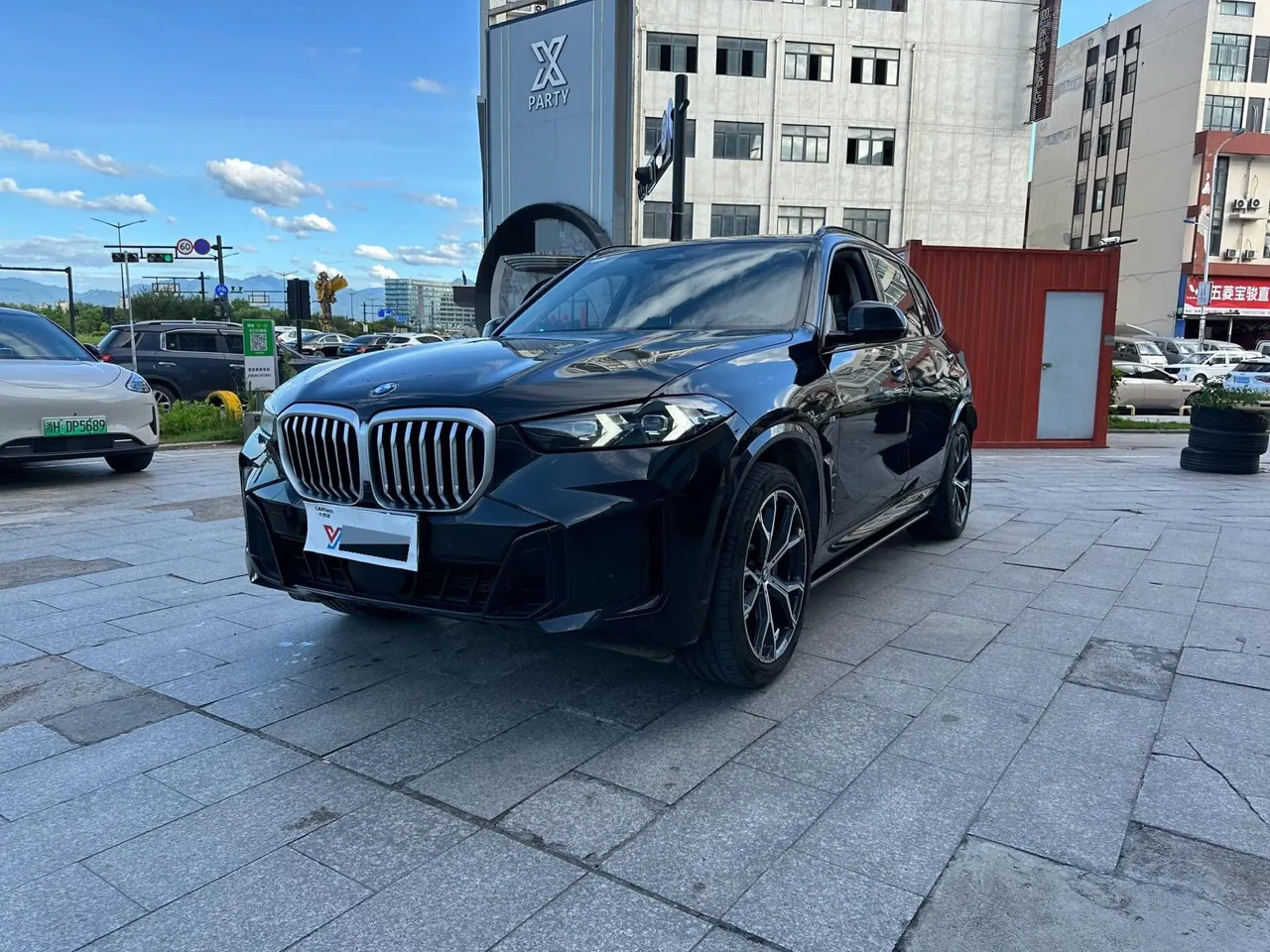 Open image lightbox: BMW 2023 X5 xDrive30Li 48V 2.0T exclusive m sports obsidian night suit automatic gear