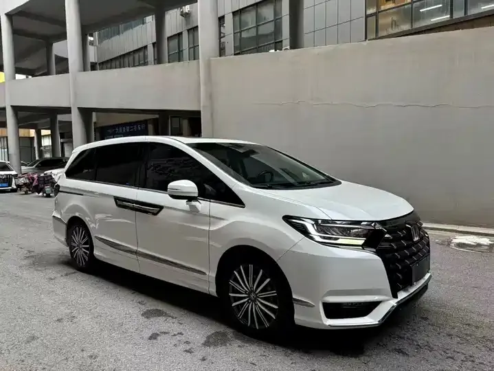 Elyson 2022 2.0L e:HEV Deluxe Edition 3