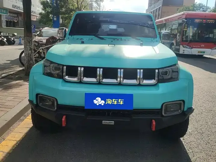 Beijing cross-country BJ40 2020 2.0T automatic four-wheel drive city hunter version chivalrous man type 2