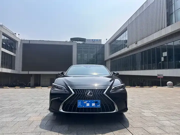Lexus ES 2022 300h Premium Edition 2