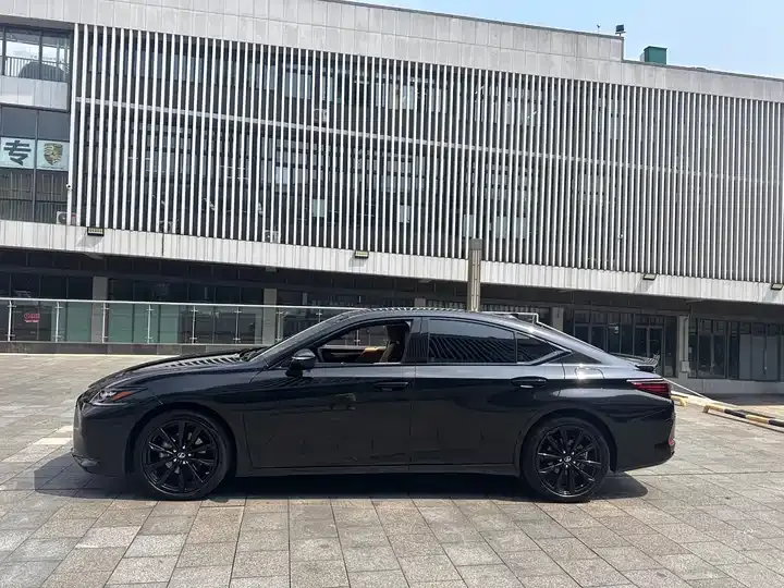 Lexus ES 2022 300h Premium Edition 3