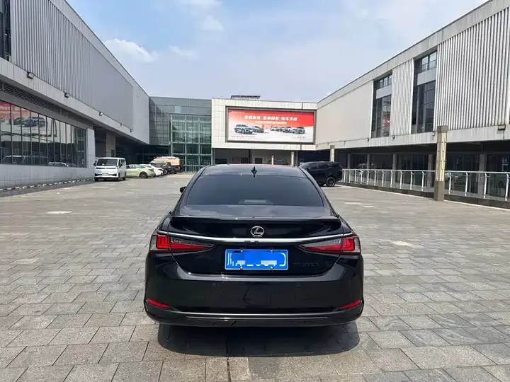 Lexus ES 2022 300h Premium Edition 5