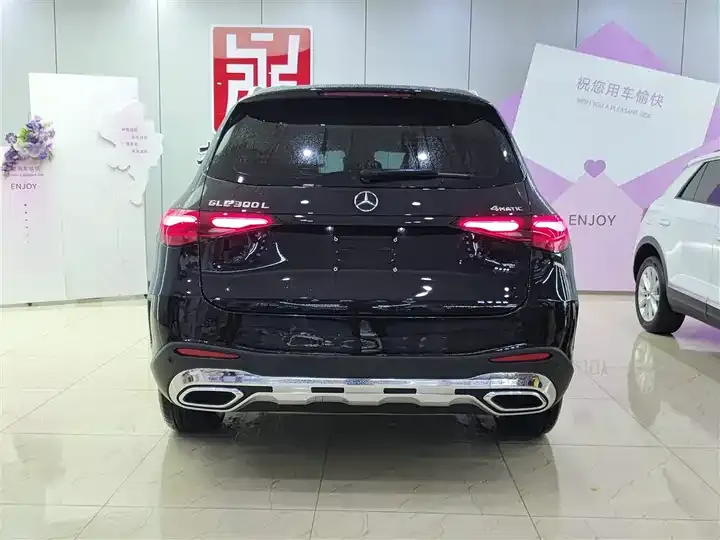 Mercedes Benz GLC 2023 changed to GLC 300 L 4MATIC dynamic 5 seats 6