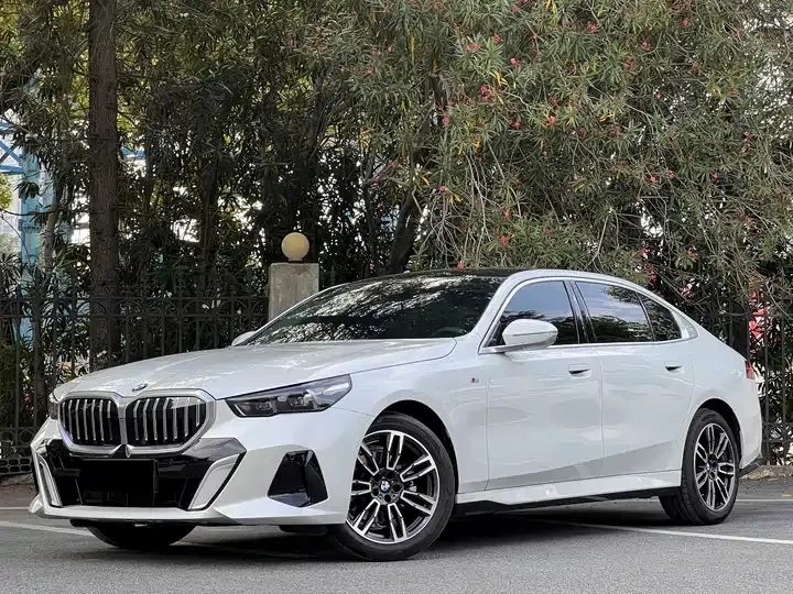 BMW 5 Series 2025 525Li M Sports Suit - View 1