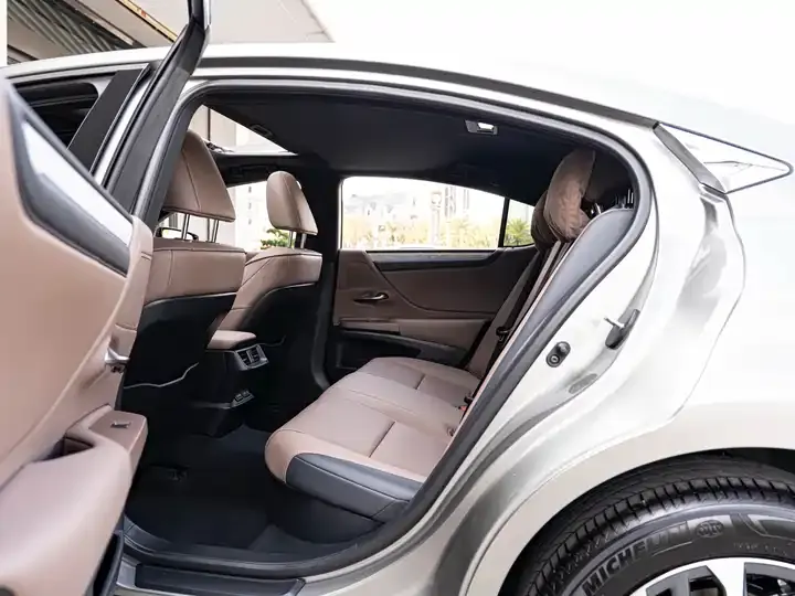 Lexus ES 2025 300h Premium Edition 10