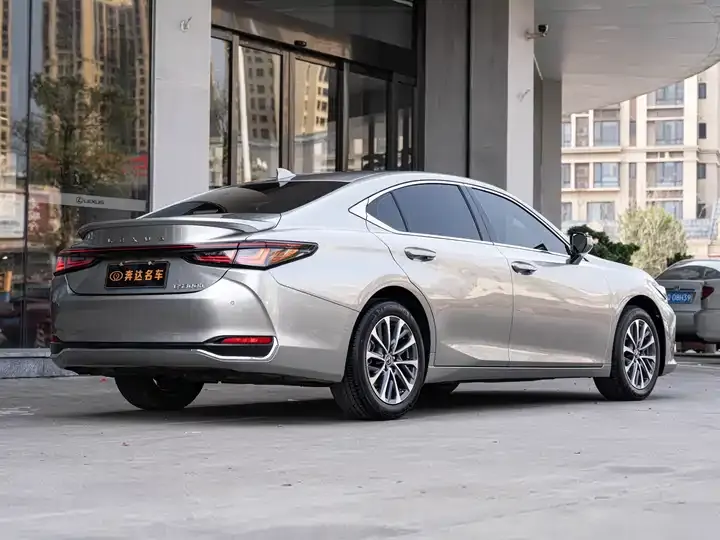 Lexus ES 2025 300h Premium Edition 3