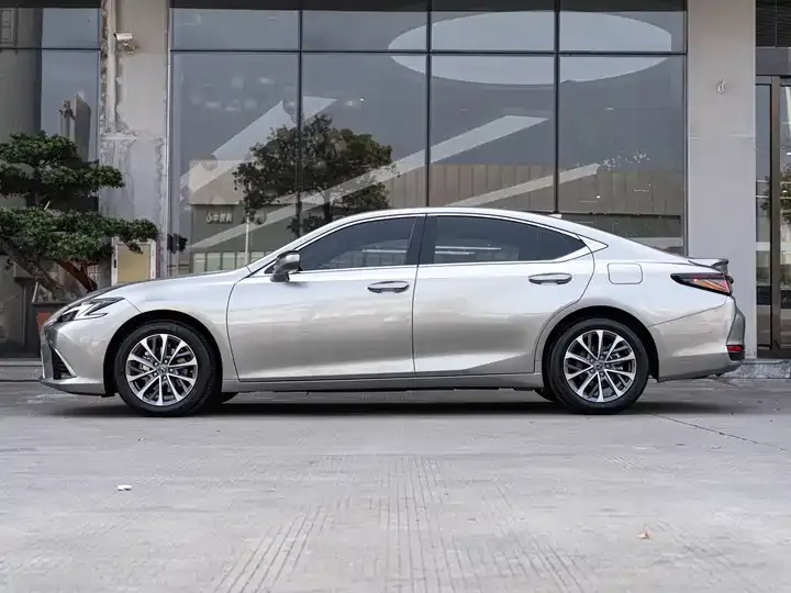 Lexus ES 2025 300h Premium Edition 4