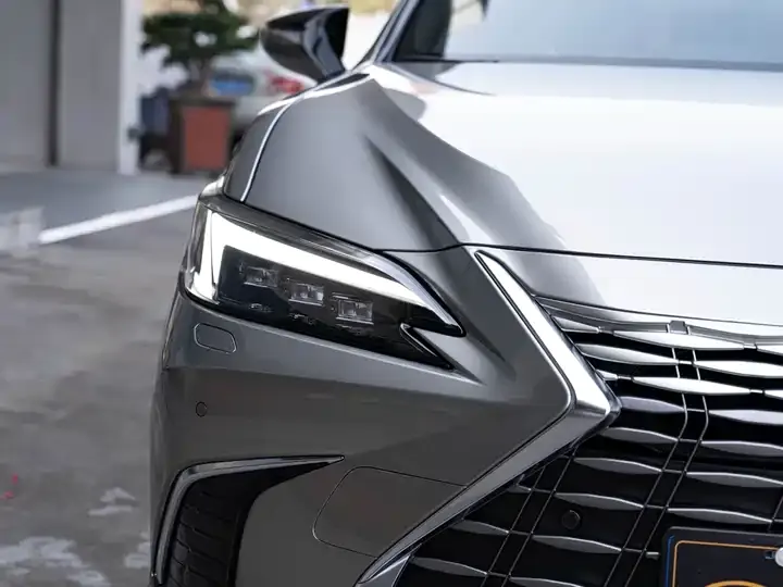 Lexus ES 2025 300h Premium Edition 6
