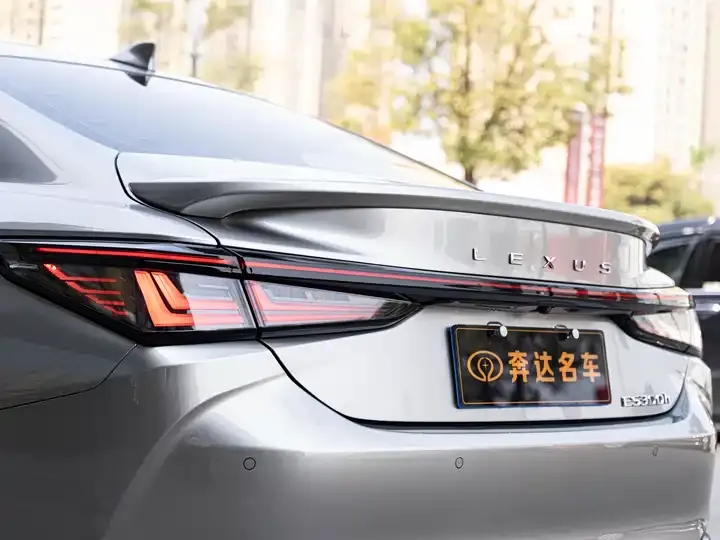 Lexus ES 2025 300h Premium Edition 7