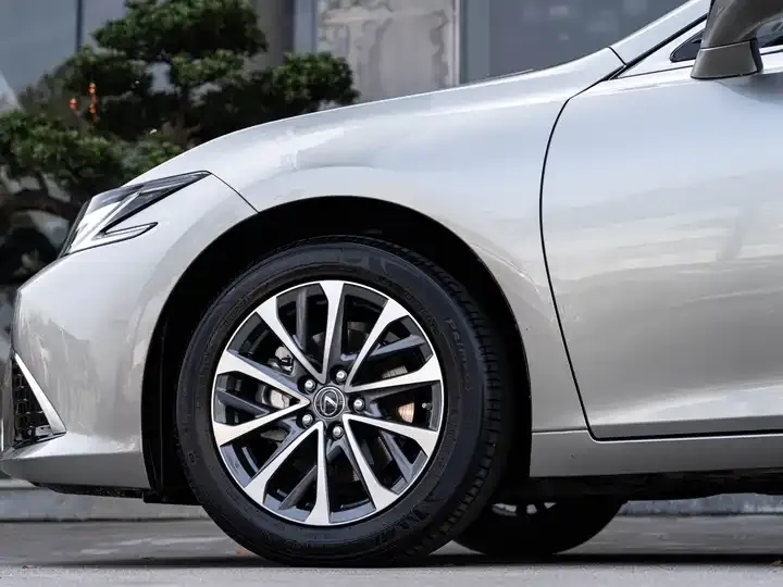 Lexus ES 2025 300h Premium Edition 8