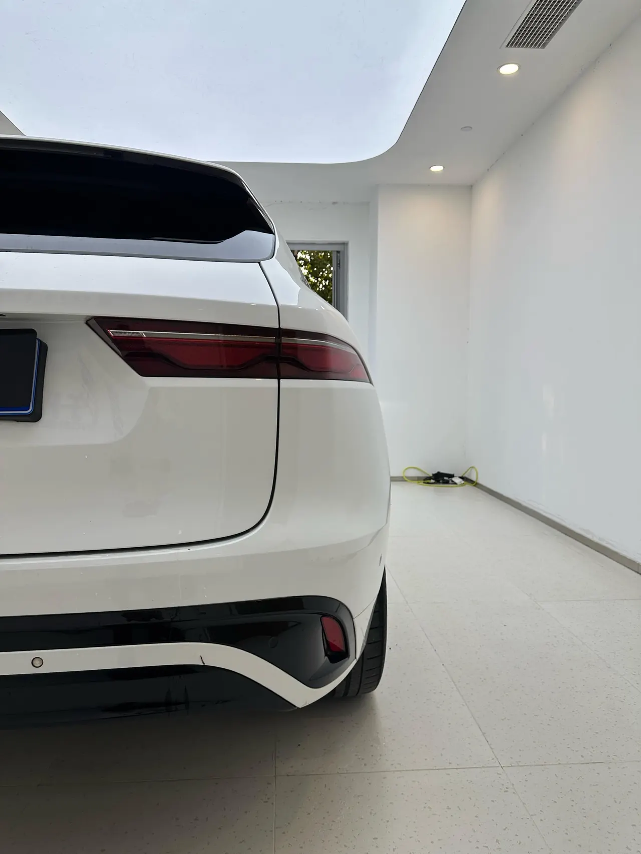 Jaguar F-PACE (Imported) 2022 F-PACE 2.0T P250 R-Dynamic BLACK Automatic Gear 8