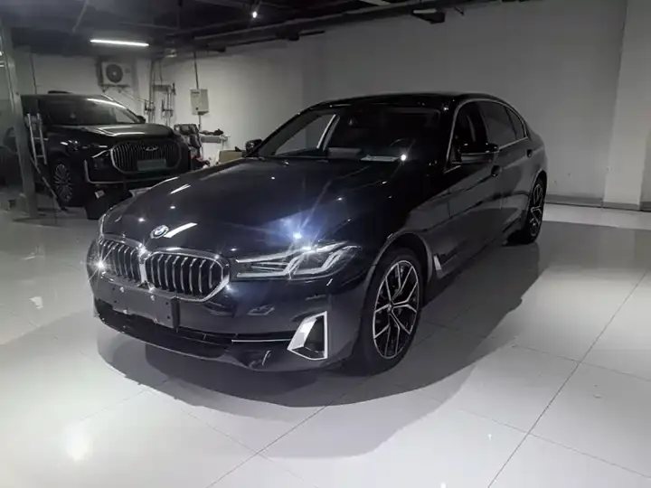 Открыть галерею: BMW 5 Series 2023 530Li Leading Luxury Suit