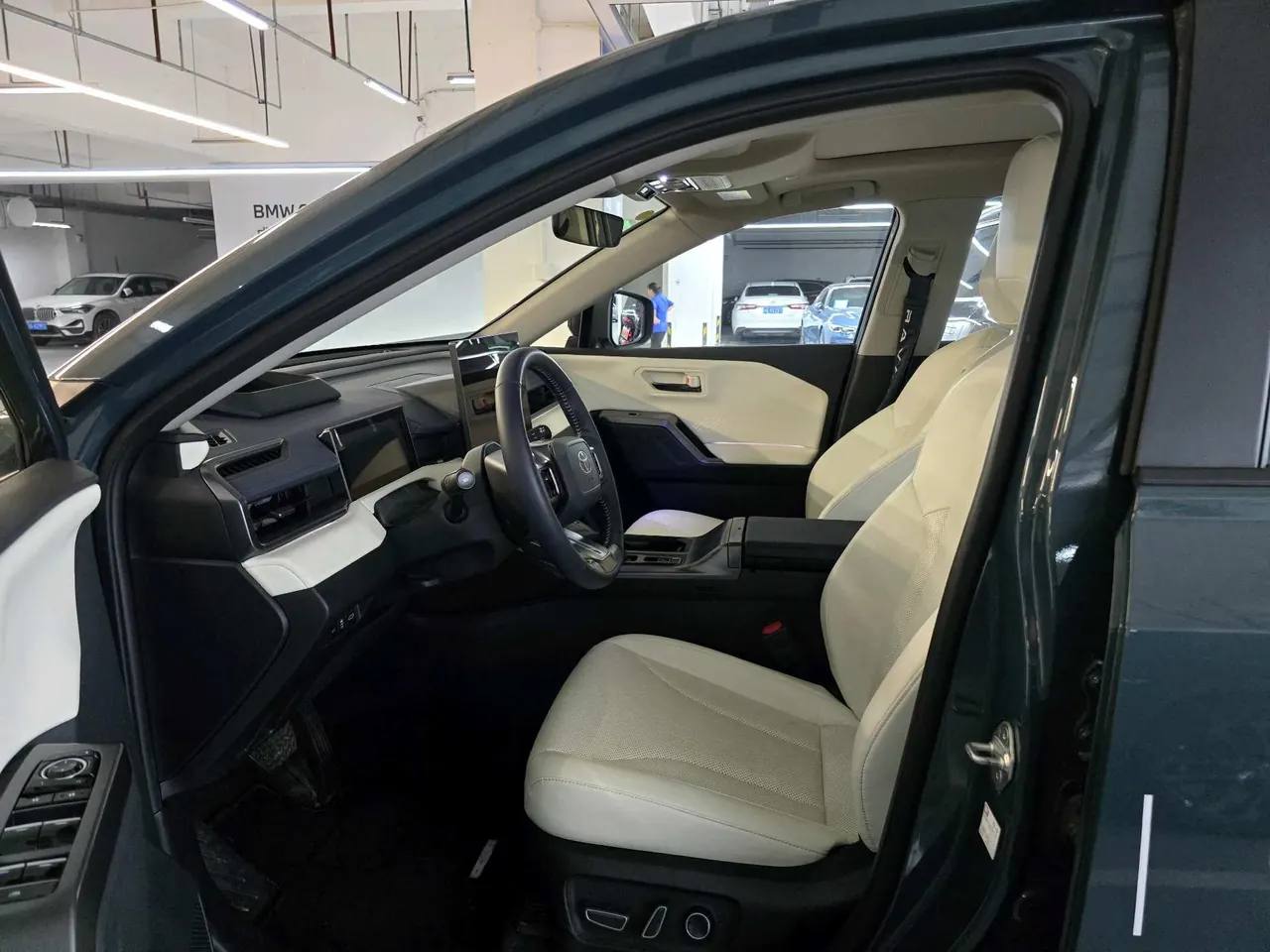 Toyota 2026 RAV4 Rongfang Double Engine 2.5 Stepless Four-wheel Drive Flagship Automatic Gear 5