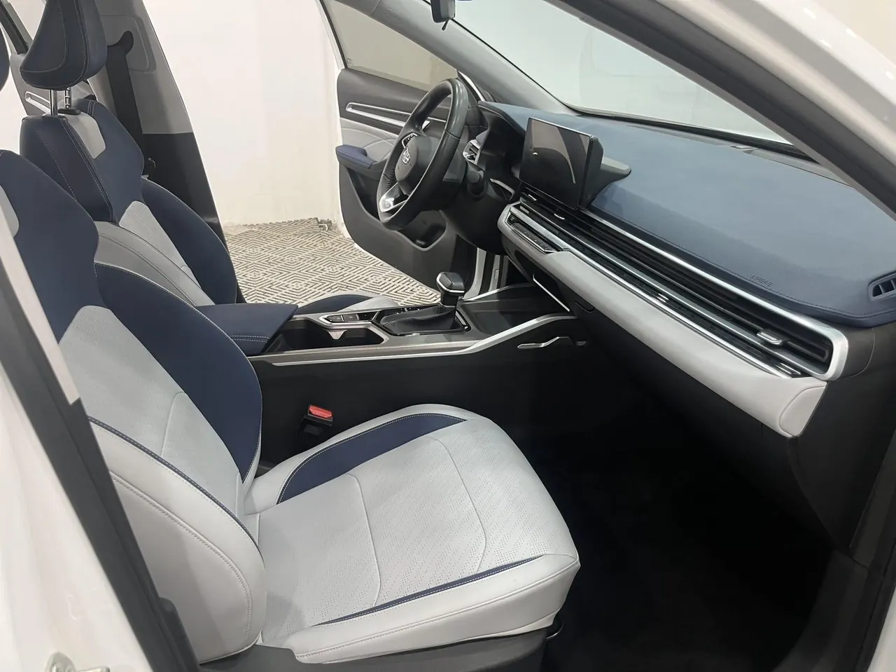 Geely 2022 Emgrand-sedan 1.5 stepless flagship automatic gear 4