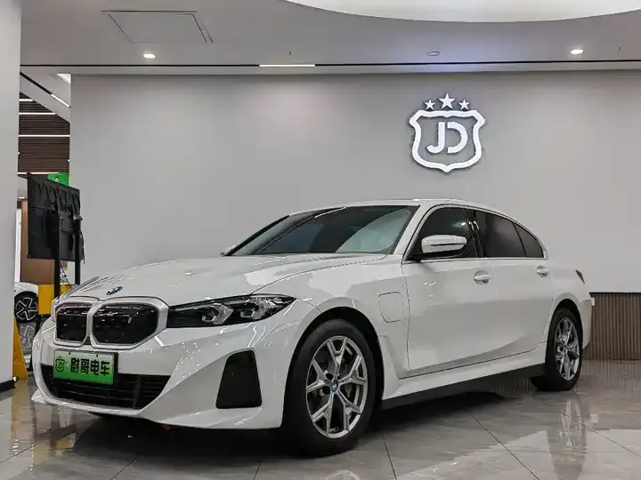 Открыть галерею: BMW i3 2024 eDrive 35 L