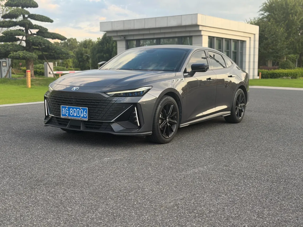 ChangAn 2023 UNI-V 1.5T honorable automatic gear - View 1