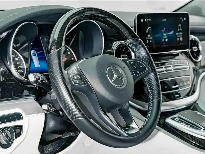 Mercedes Benz Class V 2022V 260 L Long Wheelbase Premium Edition 9