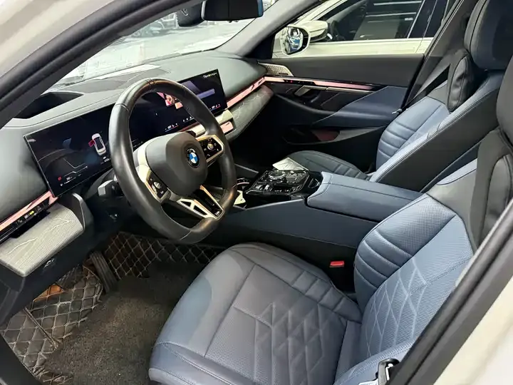 BMW 5 Series 2025 530Li Exclusive M Sports Suit 4
