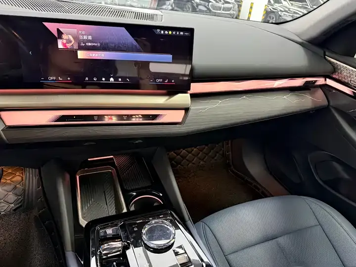 BMW 5 Series 2025 530Li Exclusive M Sports Suit 7