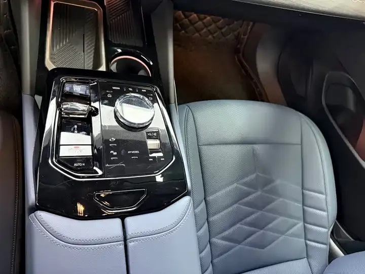 BMW 5 Series 2025 530Li Exclusive M Sports Suit 8