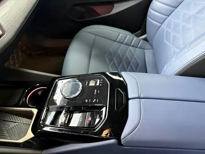BMW 5 Series 2025 530Li Exclusive M Sports Suit 9