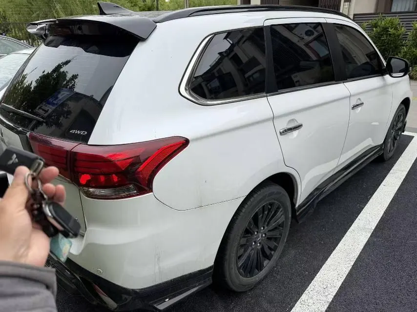 Mitsubishi 2021 Outlander 2.4 stepless four-wheel drive obsidian version 5-seat automatic gear 3