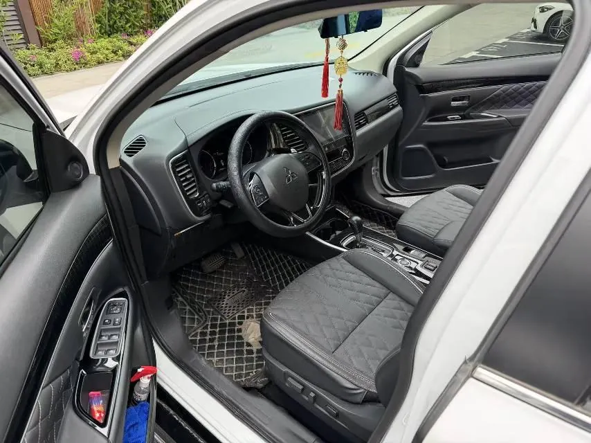 Mitsubishi 2021 Outlander 2.4 stepless four-wheel drive obsidian version 5-seat automatic gear 5