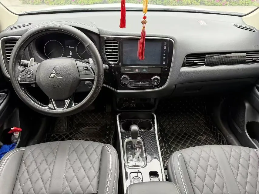 Mitsubishi 2021 Outlander 2.4 stepless four-wheel drive obsidian version 5-seat automatic gear 8