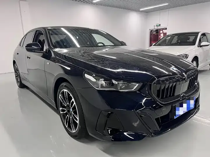 BMW 5 Series 2025 530Li Leading M Sports Suit 3