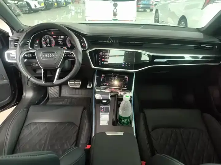 Audi A6L 2025 model changed to 45 TFSI quattro dynamic model 10
