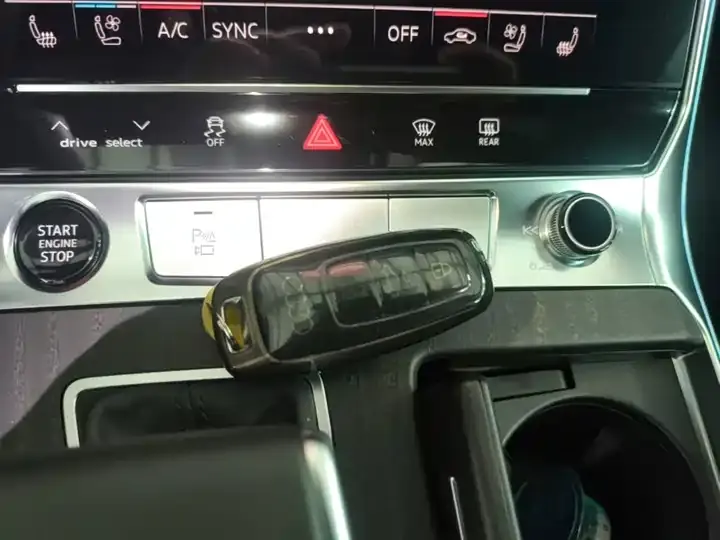 Audi A6L 2025 model changed to 45 TFSI quattro dynamic model 9