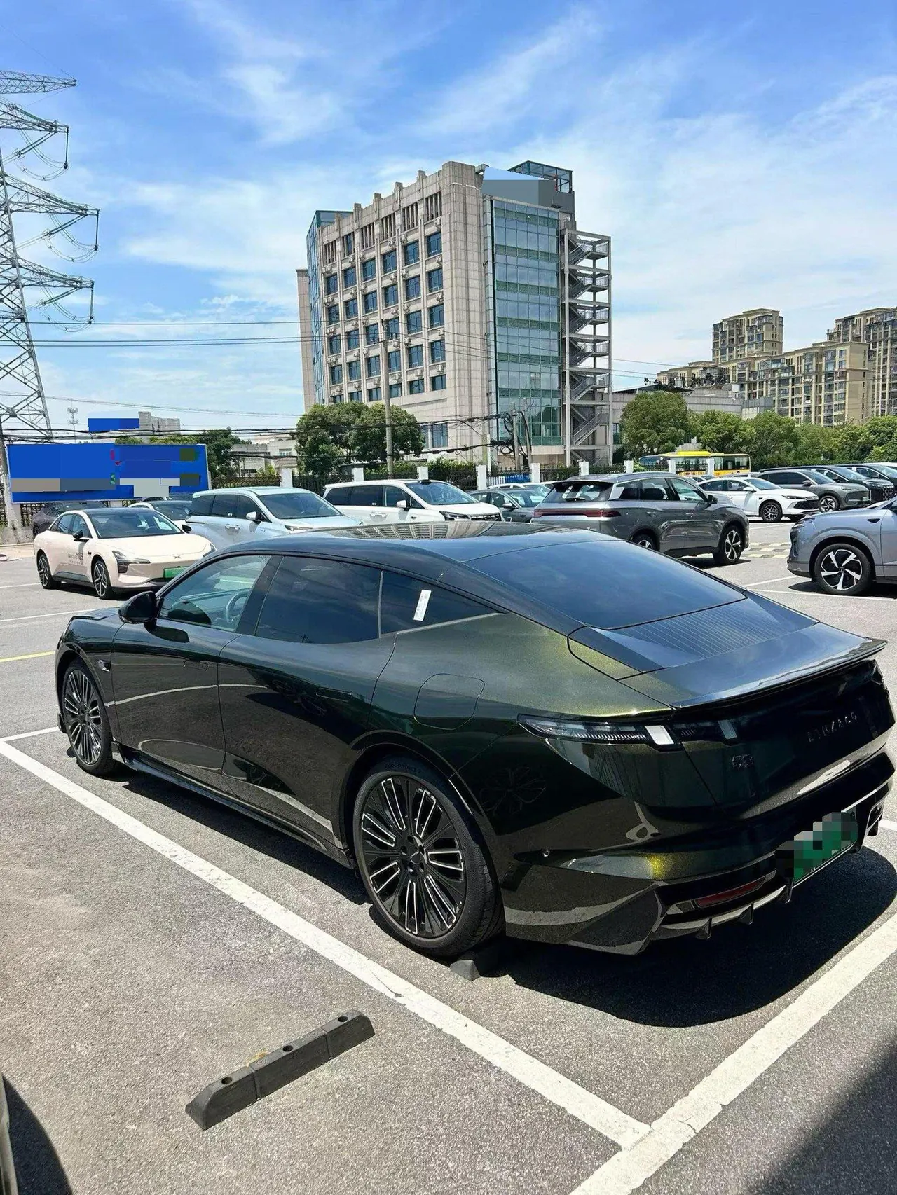 LYNK&amp;CO 2025 LYNK&amp;CO 10 EM-P 1.5T 240 four-wheel drive Ultra sports version automatic gear 3