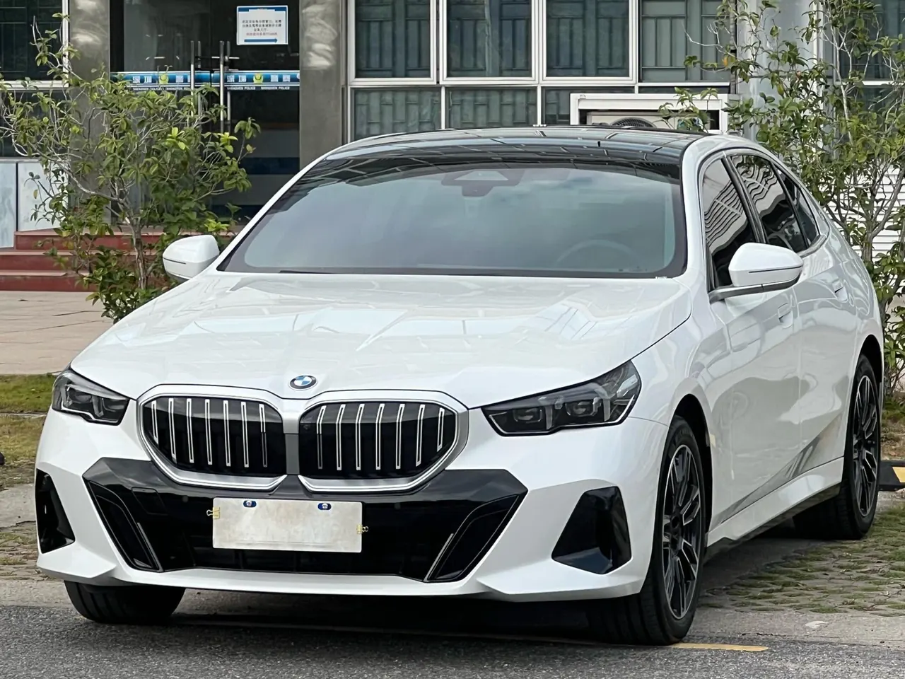 BMW 5 Series 2026 model 530Li 48V 2.0T Leading Edition M Sport Package Automatic - View 1
