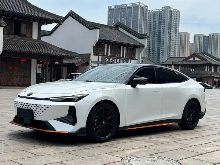 Открыть галерею: ChangAn UNI-V 2023 1.5T Premium