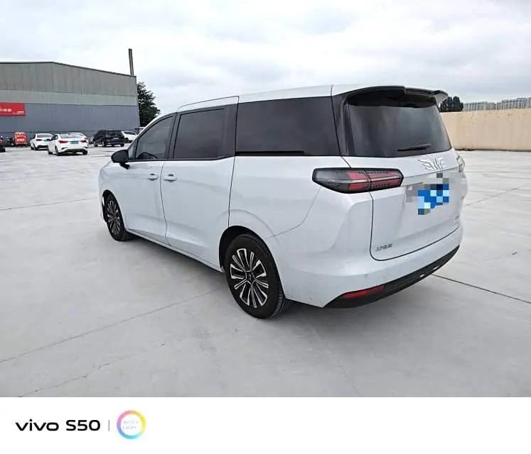 WuLing 2025 Starlight 730 1.5T CVT Elite Automatic Transmission 4