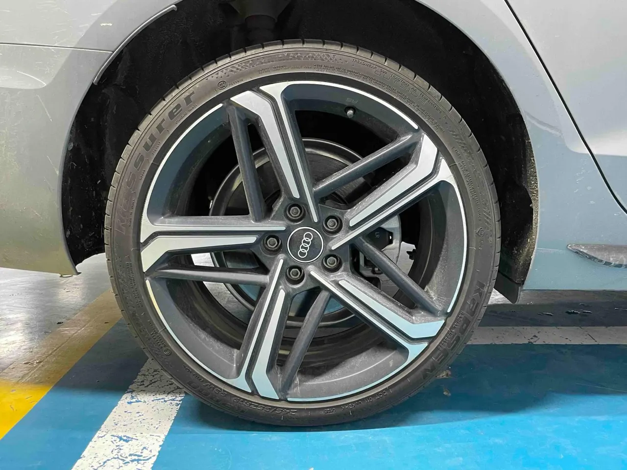 Audi 2025 A4L 2.0TFSI 40TFSI 2 million‑vehicle celebration edition, luxury sporty model, automatic transmission 3