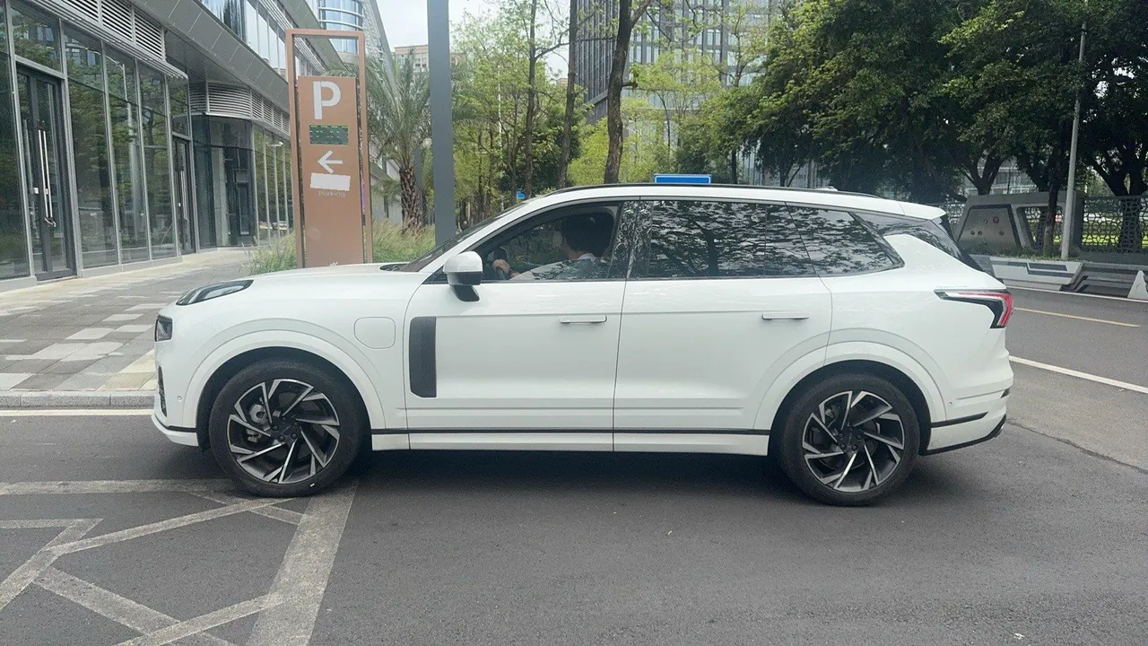 LYNK&amp;CO 09 New Energy 2021 LYNK&amp;CO 09 PHEV 2.0T Halo 7-seat Automatic Gear 13