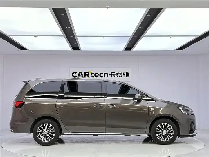 Buick GL8 2023 model changed to land business class luxury model 4
