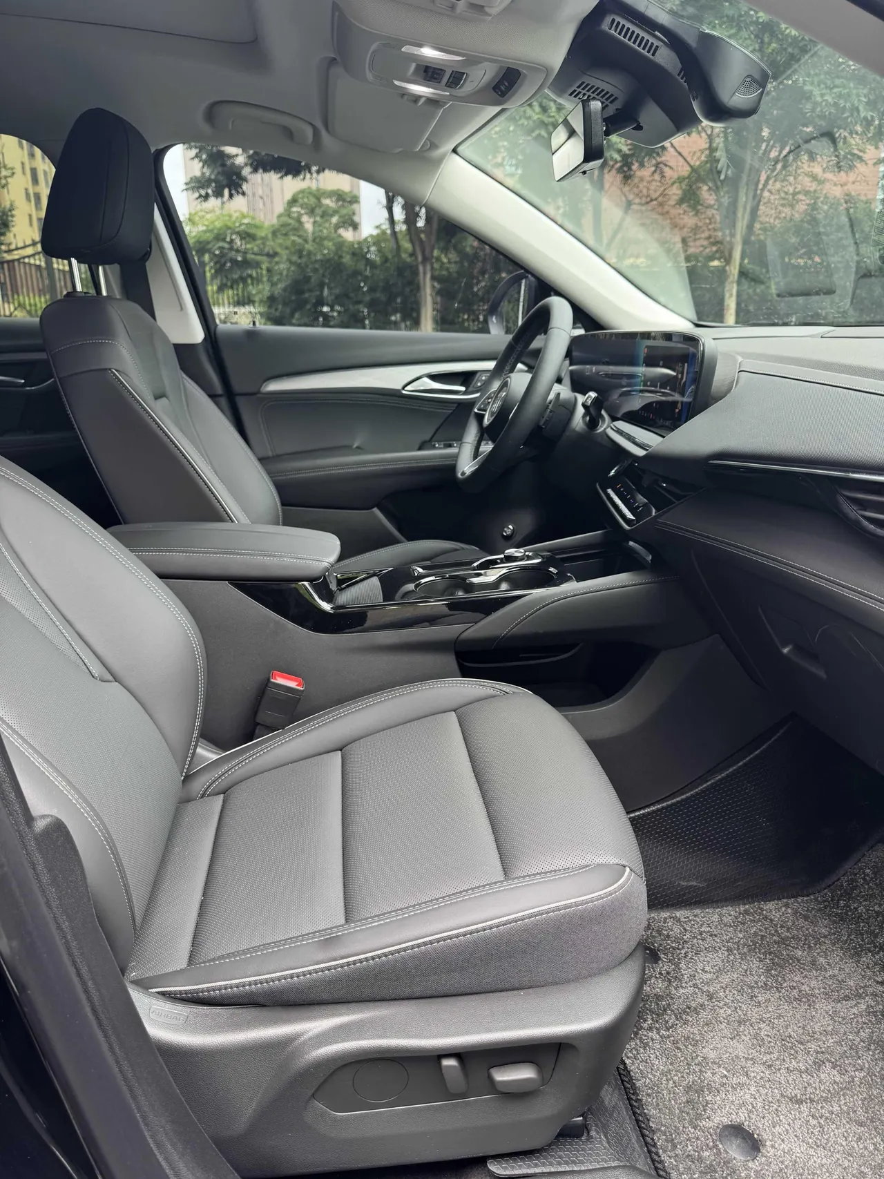 Buick 2025 Angkewei Plus 2.0T 28T Two-Drive Platinum Edition Automatic Gear 8