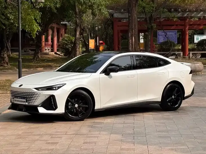 ChangAn UNI-V 2022 1.5T Honorable Model - View 1