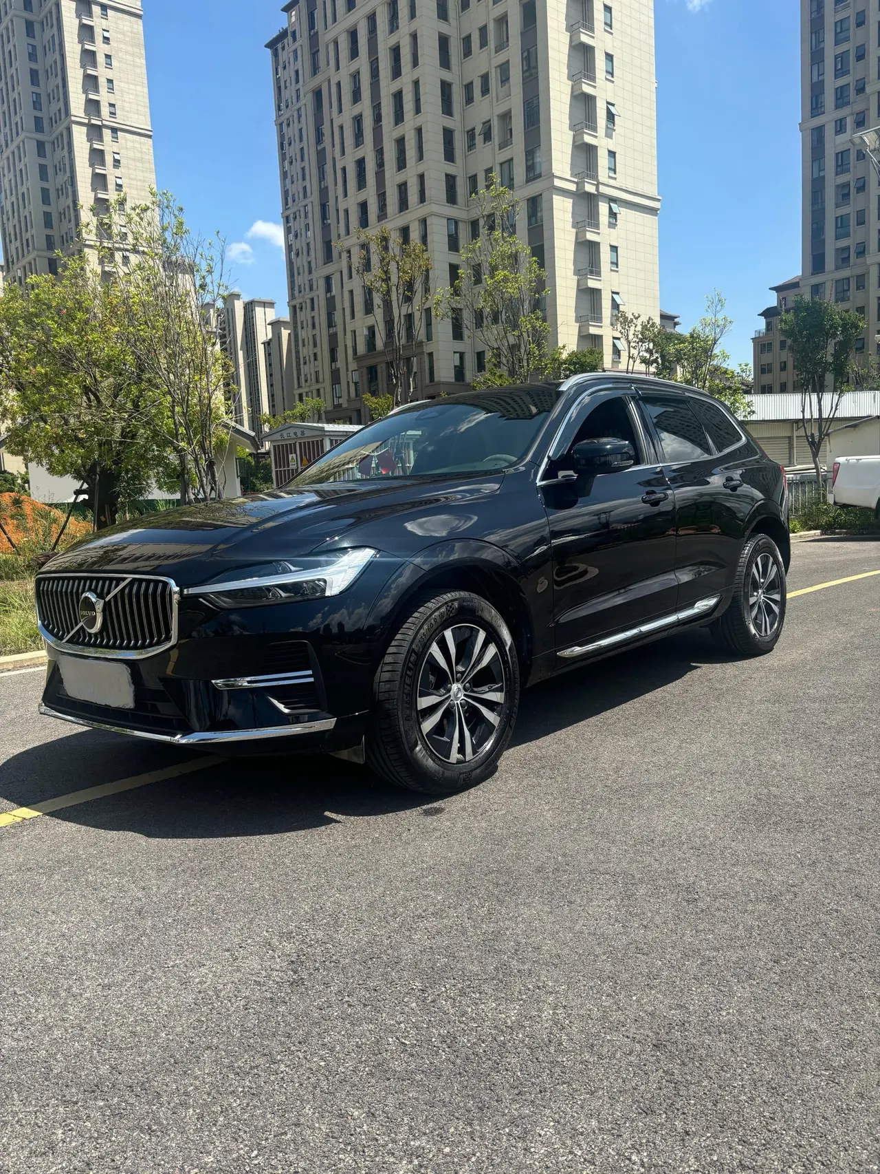Volvo 2025 XC60 48V 2.0T B5 4-wheel-drive Zhiyi Deluxe Edition Automatic Gear - View 1