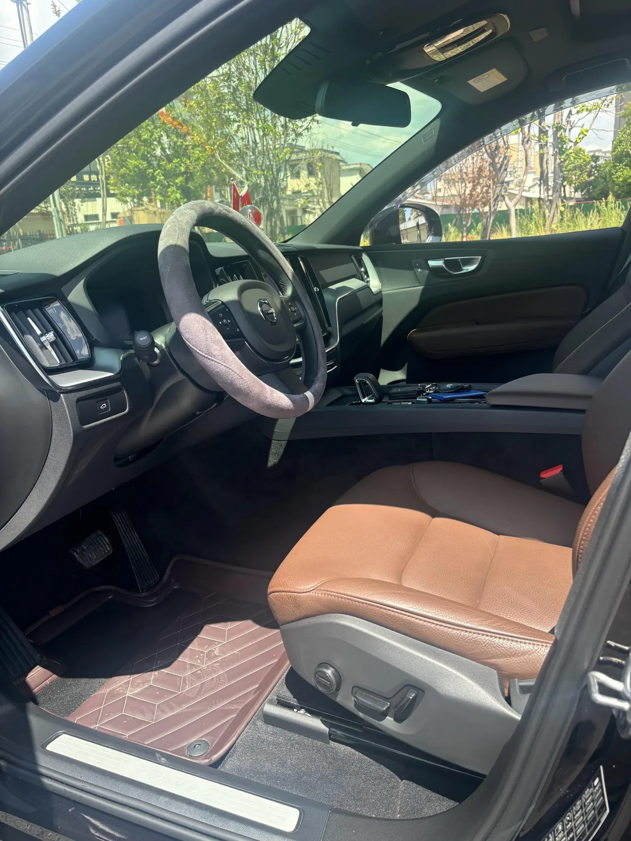 Volvo 2025 XC60 48V 2.0T B5 4-wheel-drive Zhiyi Deluxe Edition Automatic Gear 4