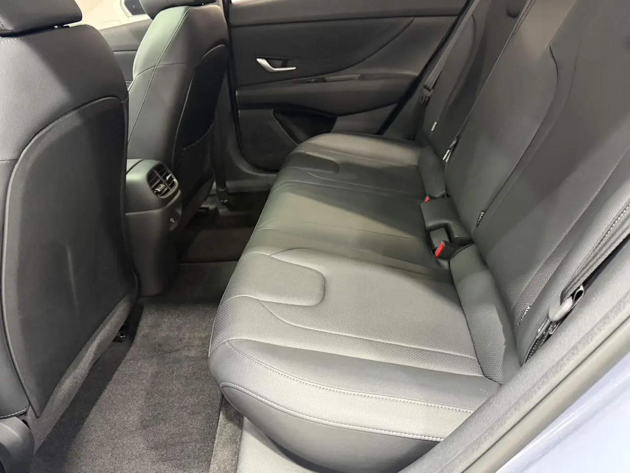 Hyundai 2023 Elantra -3-compartment 1.5 stepless LUX premium automatic gear 12