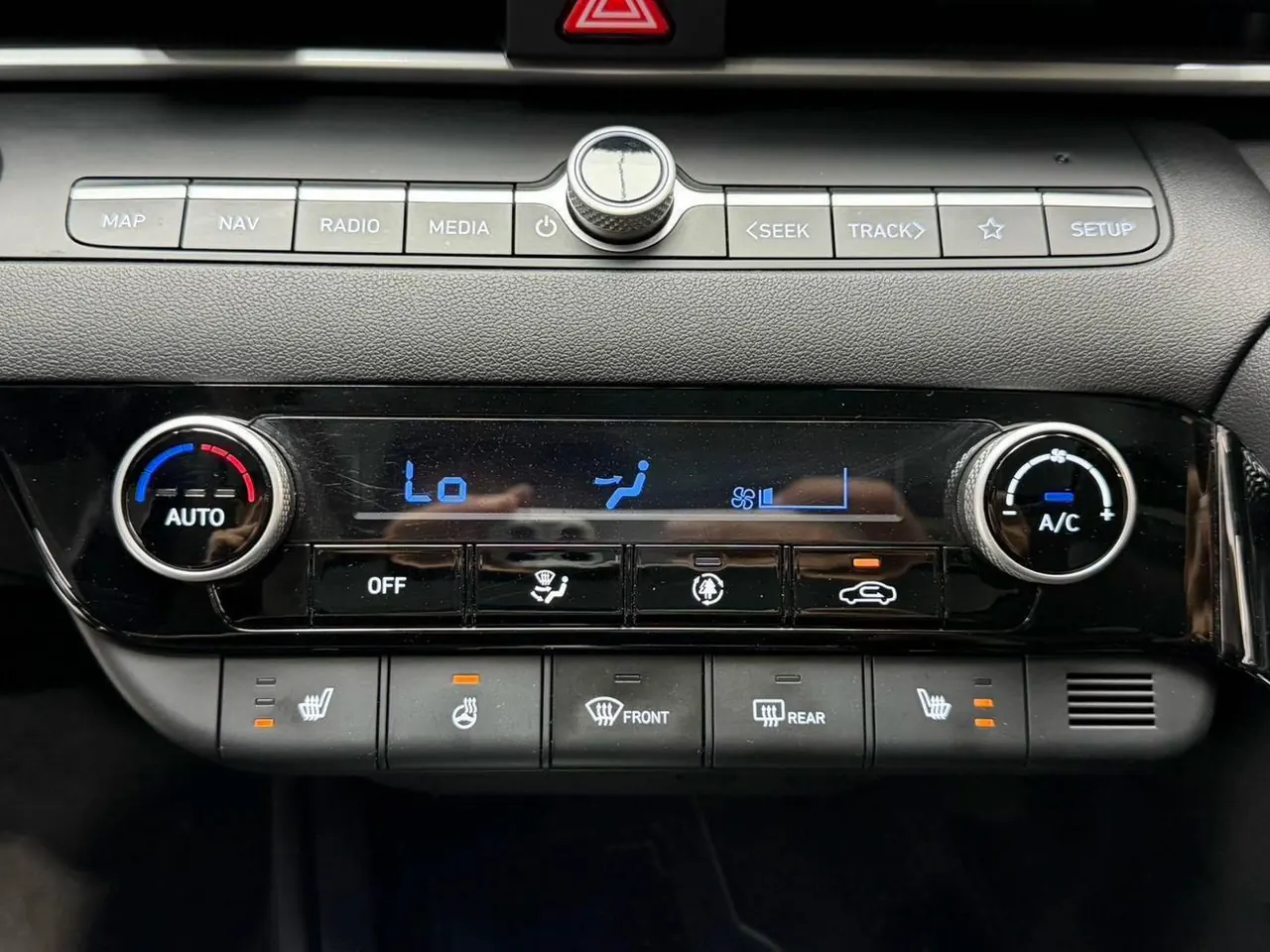 Hyundai 2023 Elantra -3-compartment 1.5 stepless LUX premium automatic gear 16
