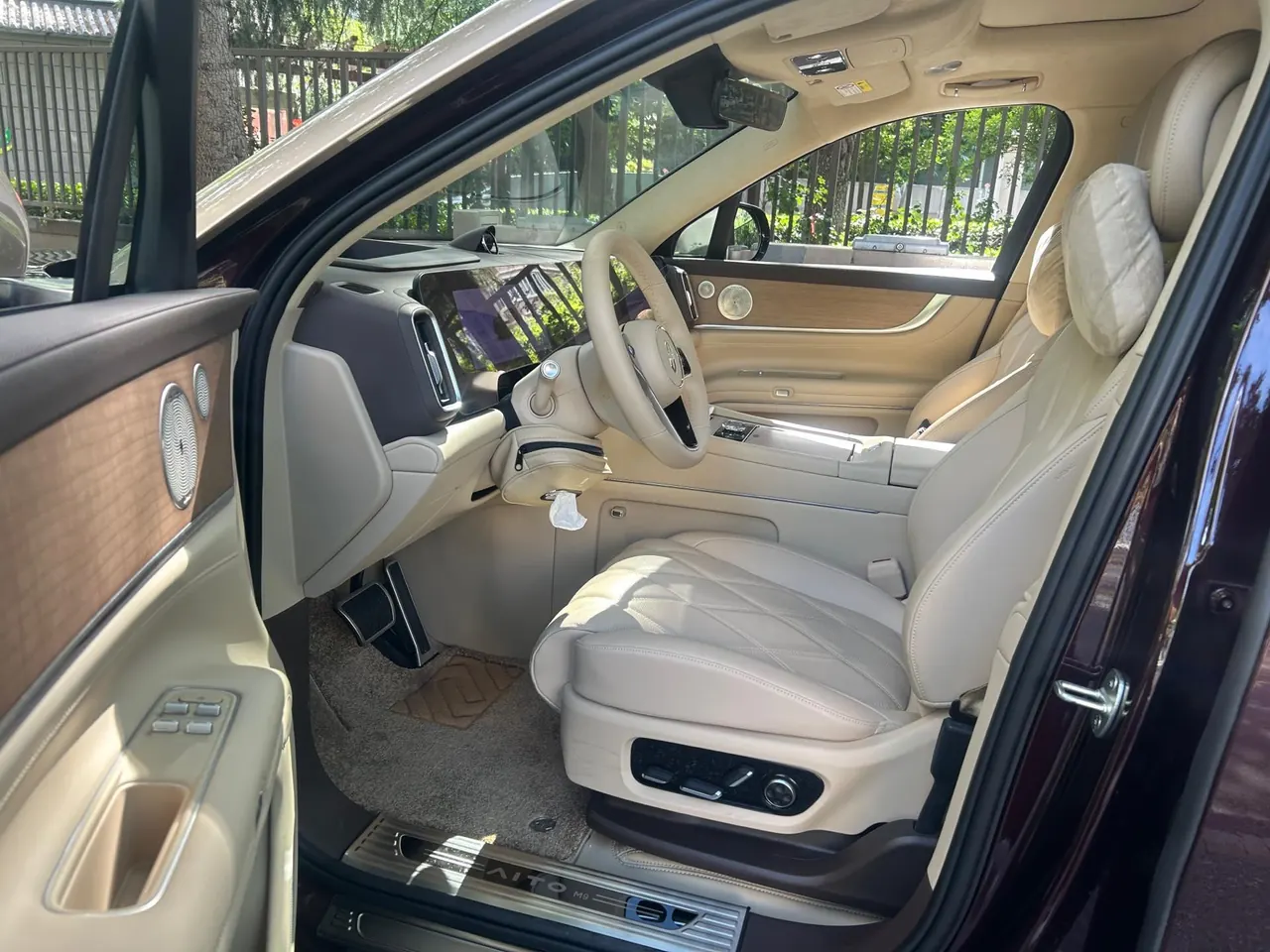 AITO 2025 AITO M9 extended range Ultra version 52kWh6 seat version automatic gear 3