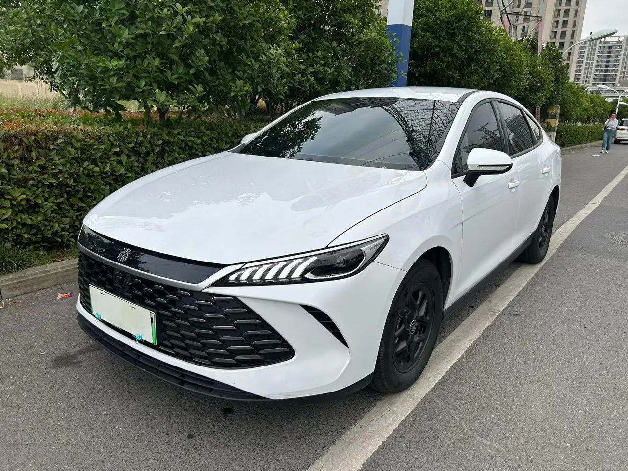 Открыть галерею: BYD 2025 Qin PLUS DM-i 1.5 stepless intelligent driving version 55KM leading automatic gear