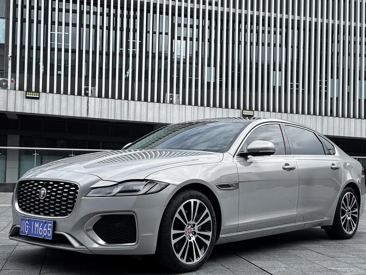 Открыть галерею: Jaguar 2023 XFL 2.0T P 12500.00g Drive Enjoy Deluxe Edition Automatic Gear