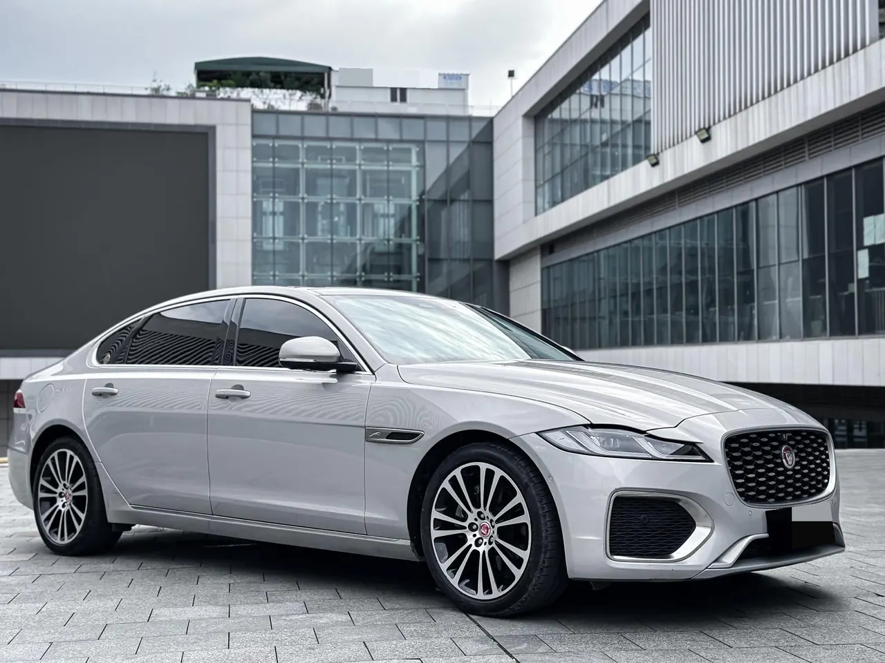 Jaguar 2023 XFL 2.0T P 12500.00g Drive Enjoy Deluxe Edition Automatic Gear 3