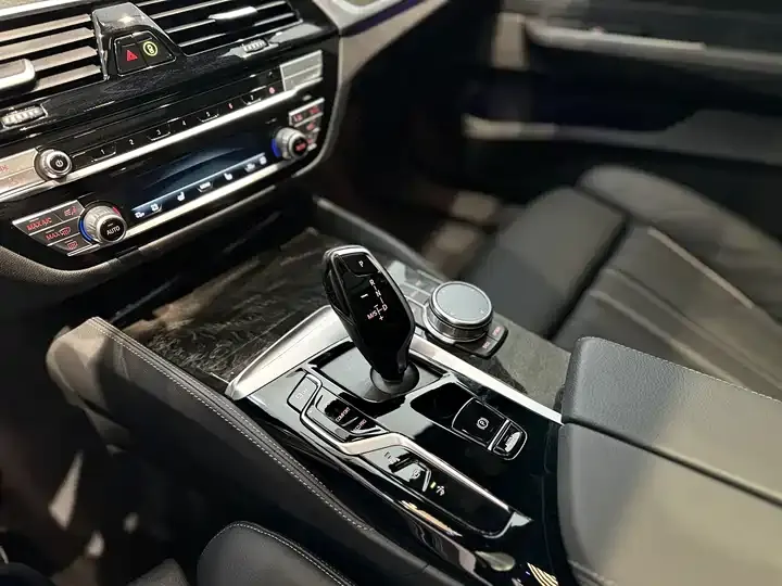 BMW 6 GT 2022 630i M sports suit 8